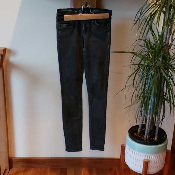 Madewell Denim - Madewell Skinny Skinny Jeans // Form Fitting!